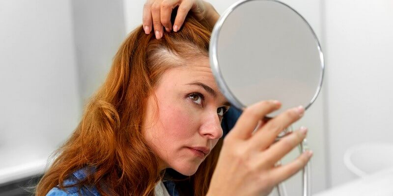Femme vérifiant ses cheveux